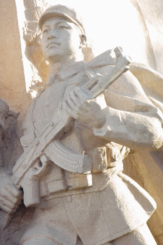 Revolutionsstatuen vor Mausoleum von Mao