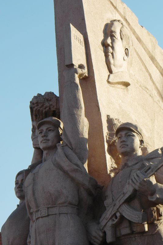 Revolutionsstatuen vor Mausoleum von Mao