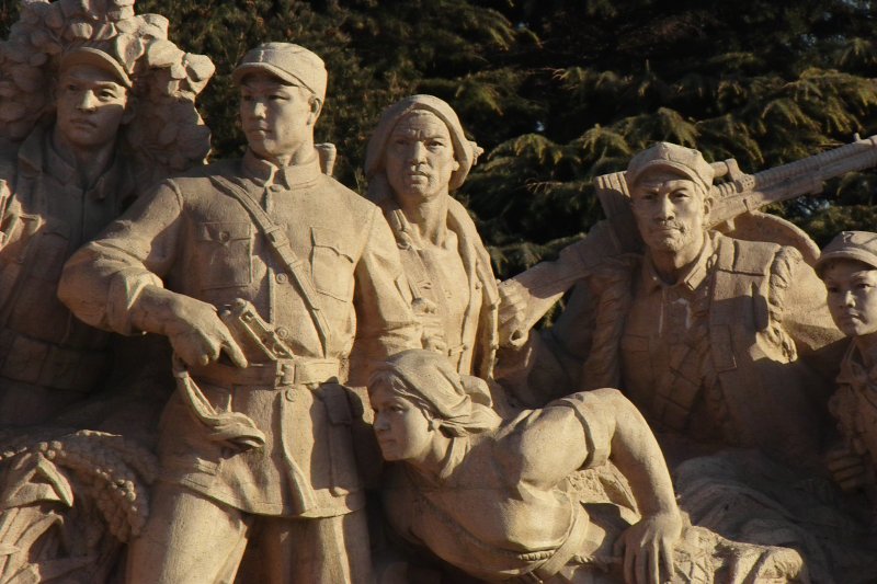 Revolutionsstatuen vor Mausoleum von Mao